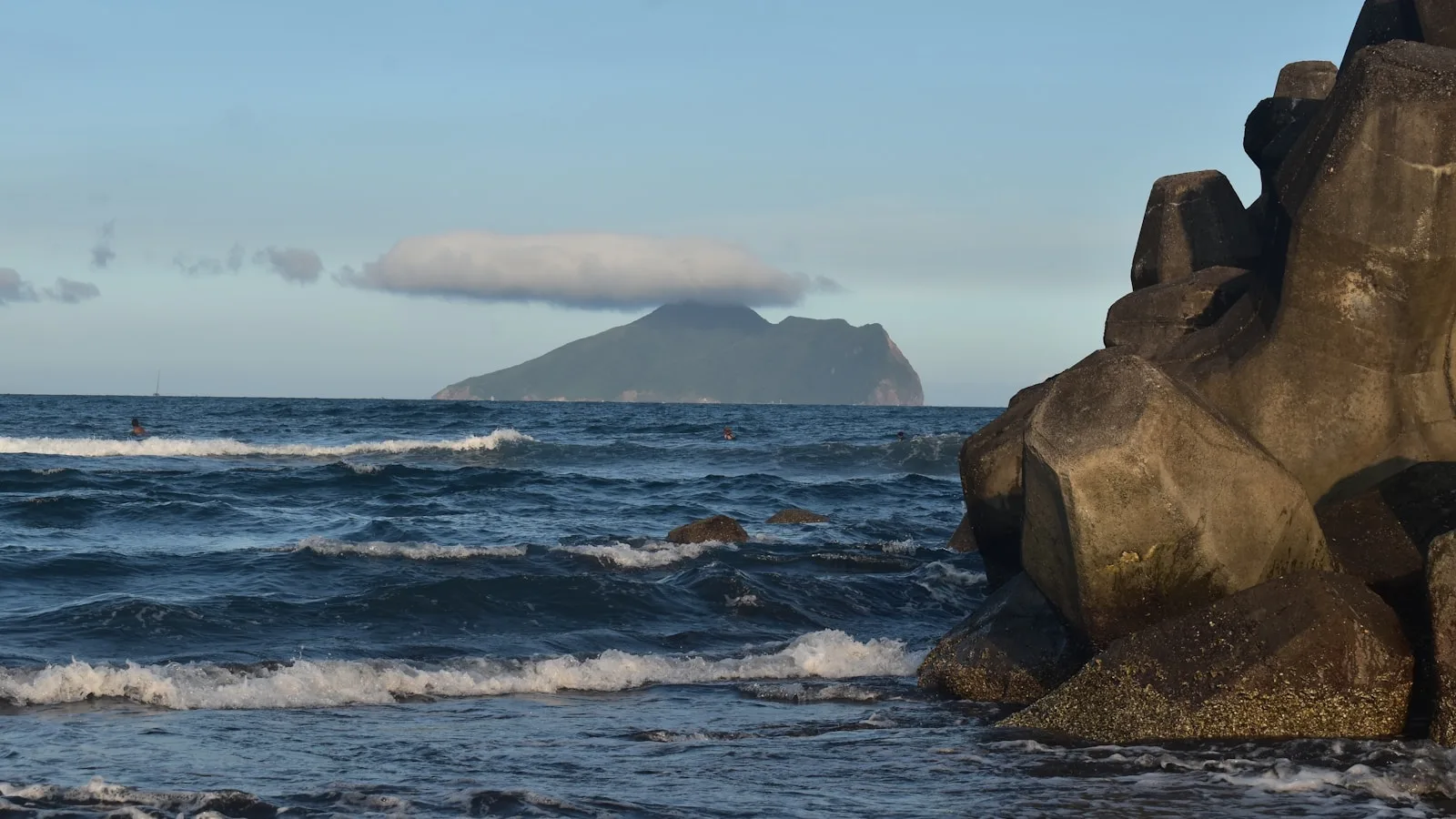 Côte pacifique de l'est de Taïwan avec falaises verdoyantes et ocean turquoise