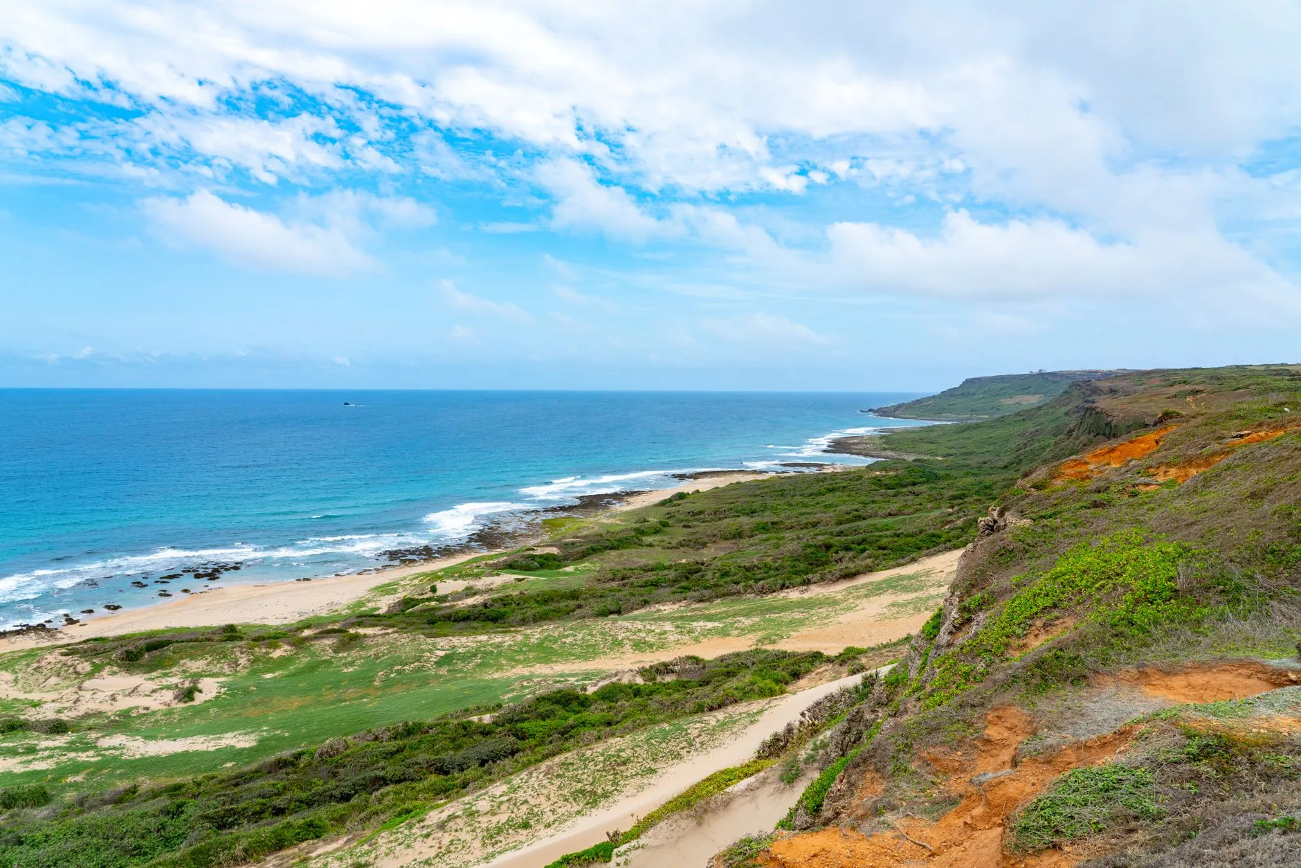 Plage de sable blanc et cocotiers à Kenting, pointe sud de Taïwan, avec des eaux turquoise