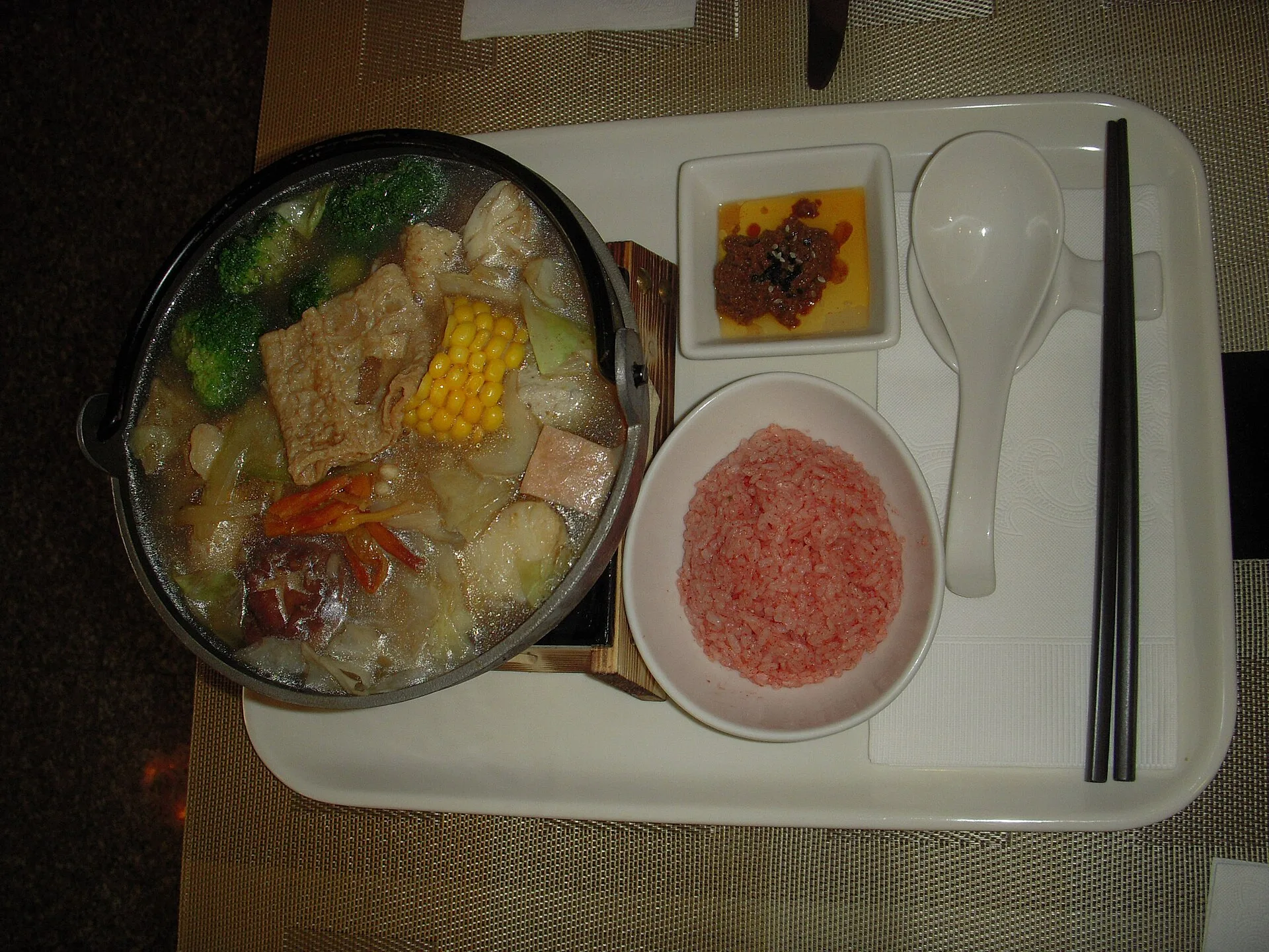 Buffet végétarien bouddhiste à Taïwan avec tofu, légumes et riz
