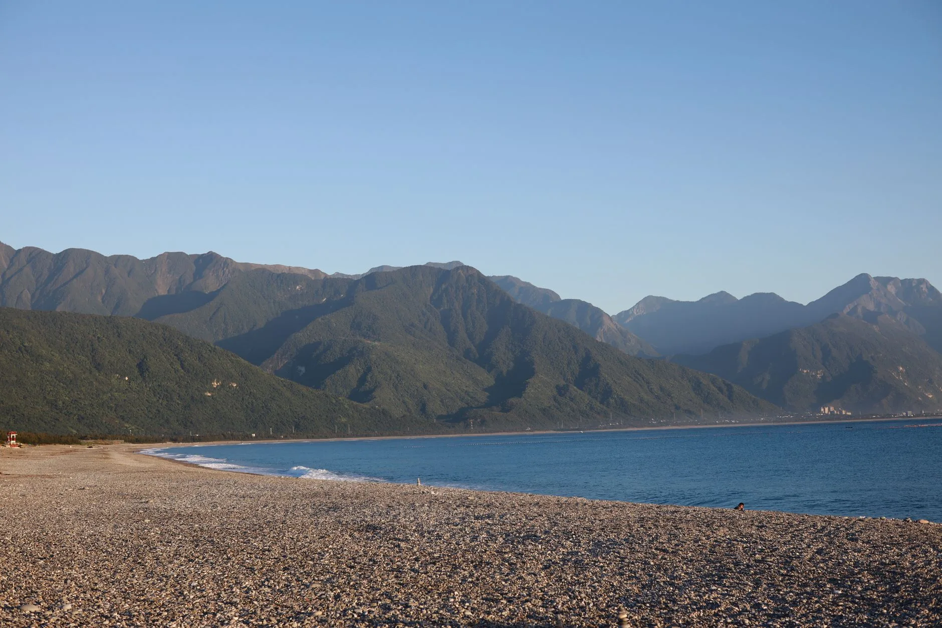 Vue panoramique sur la côte de Hualien avec l'océan Pacifique et les montagnes verdoyantes en arrière-plan