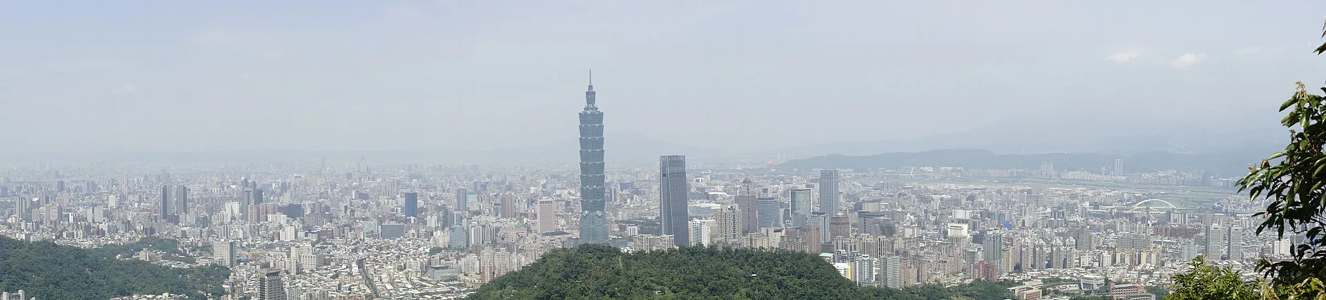 Vue panoramique de Taipei avec la tour Taipei 101 dominant la skyline de la capitale de Taïwan